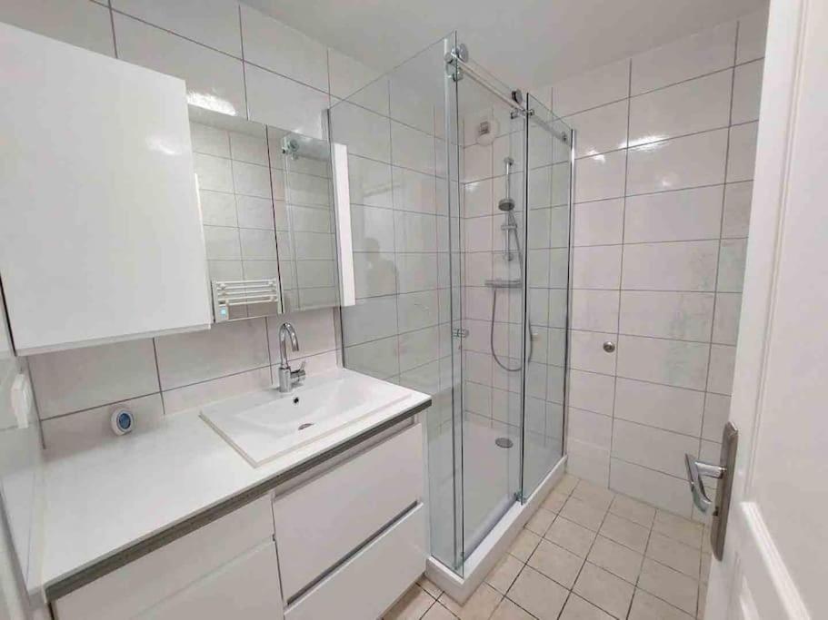 Modern One Bedroom Apartment In 戛纳 外观 照片