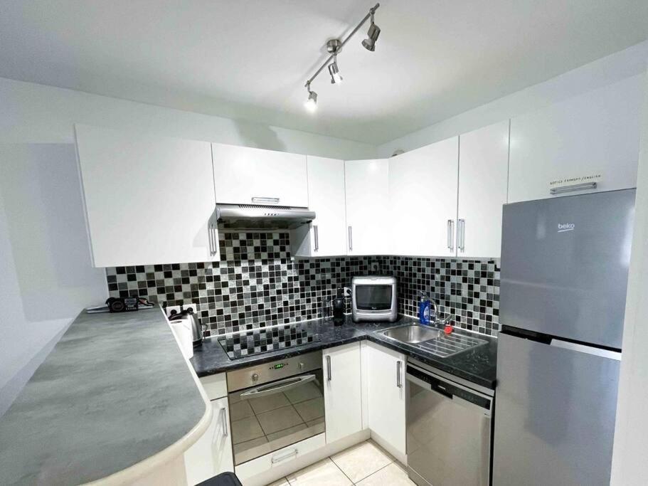 Modern One Bedroom Apartment In 戛纳 外观 照片